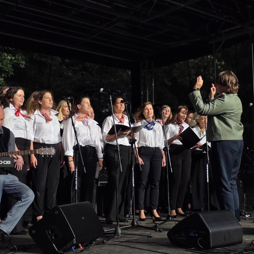 Chór pod batutą dyrygentki
