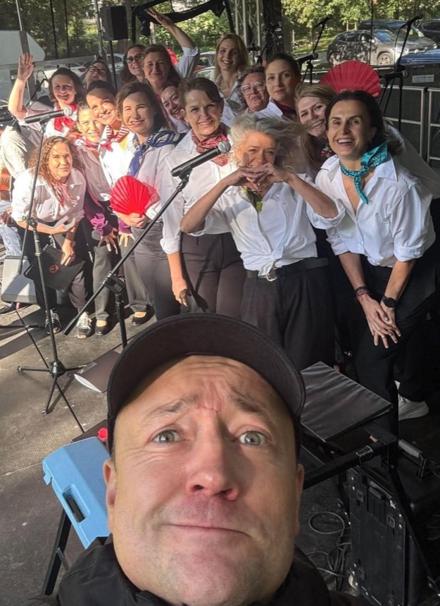 Selfie Czesława Mozila z chórem