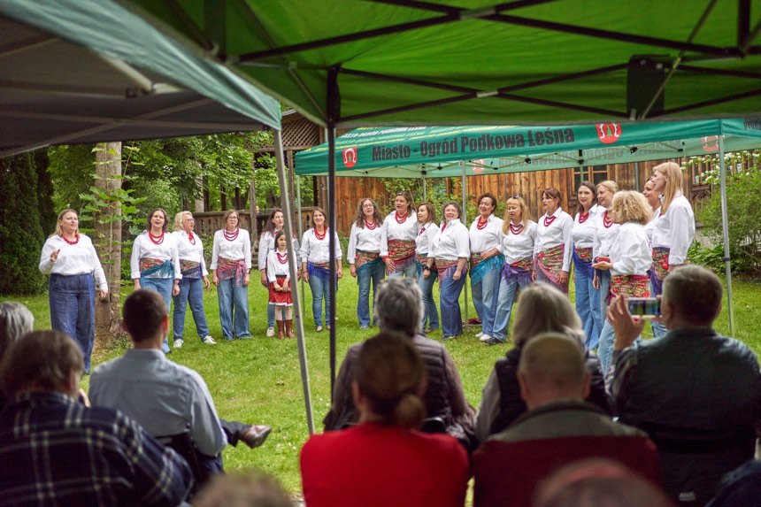 Koncert dla publiczności w ogrodzie