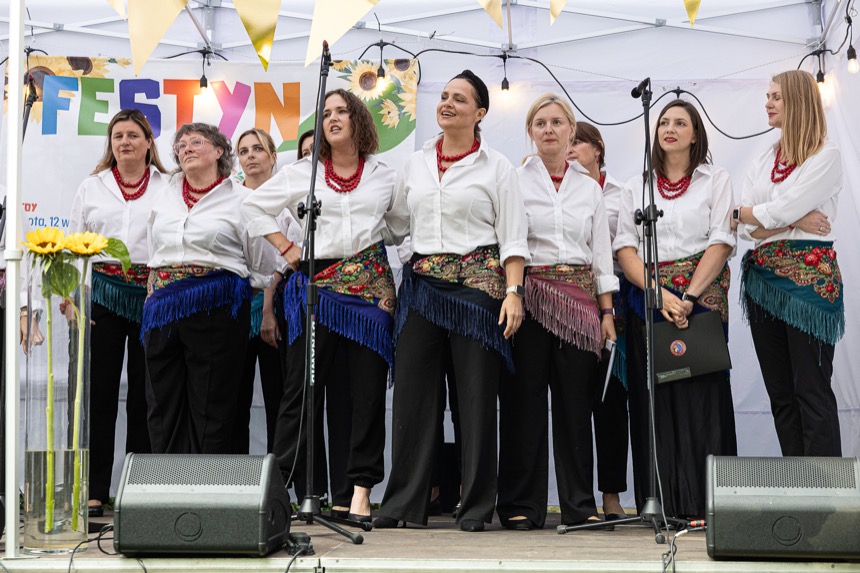 Występ na scenie festynu